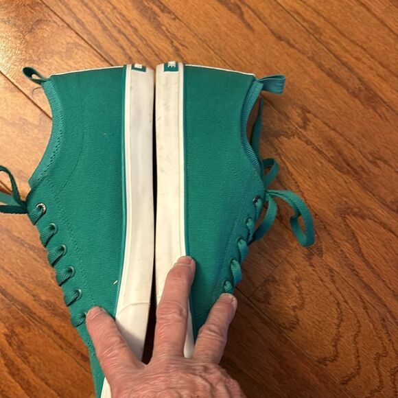 Kenneth Cole Size 9.5 Green Sneakers.  NWOT never worn - Picture 3 of 8